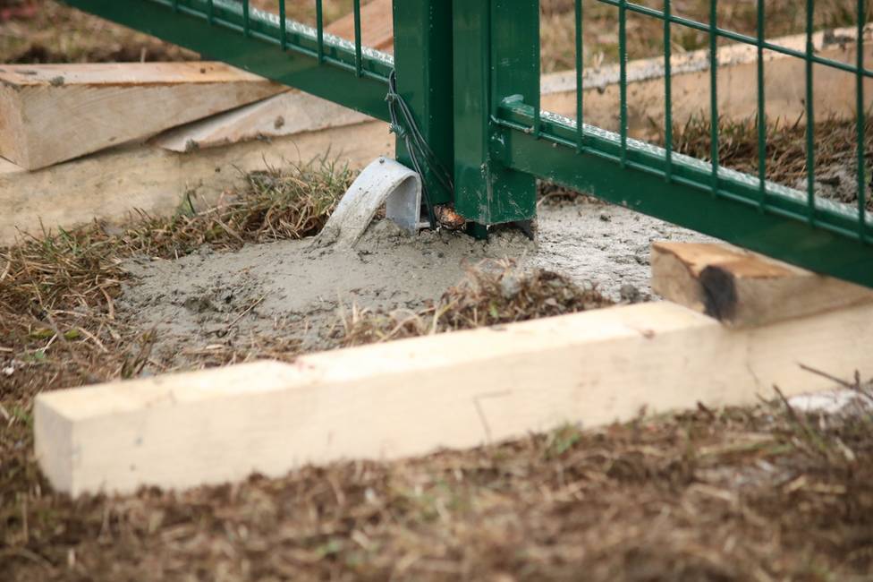 Arresto per battente a cementare zincato Per cancelli posizionati in terreni difficili