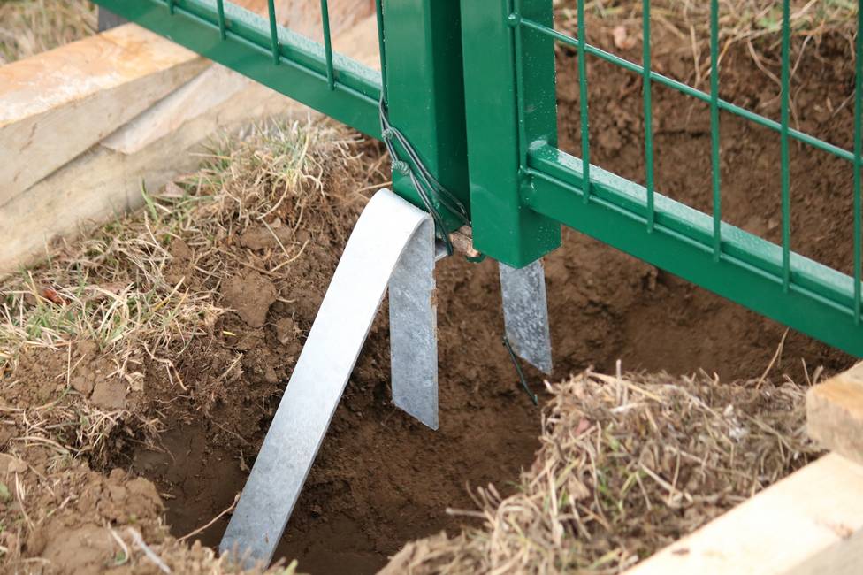 Arresto per battente a cementare zincato Per cancelli posizionati in terreni difficili