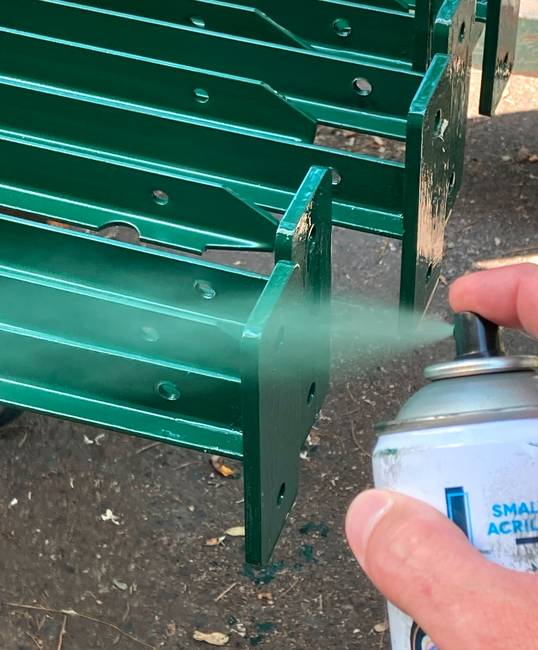 Touch up green spray For small touch-ups in fences
