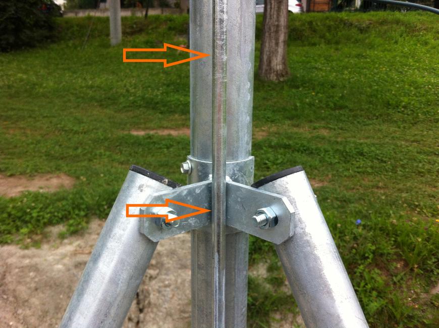 Round galvanized steel bar To secure a mesh fence to a Sport pole
