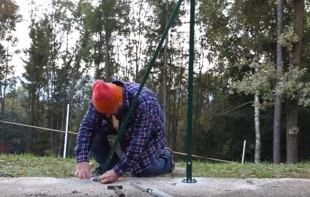 Platine de fixation verte T 30 Vortek Pour fixer les poteaux à T sur muret avec classe