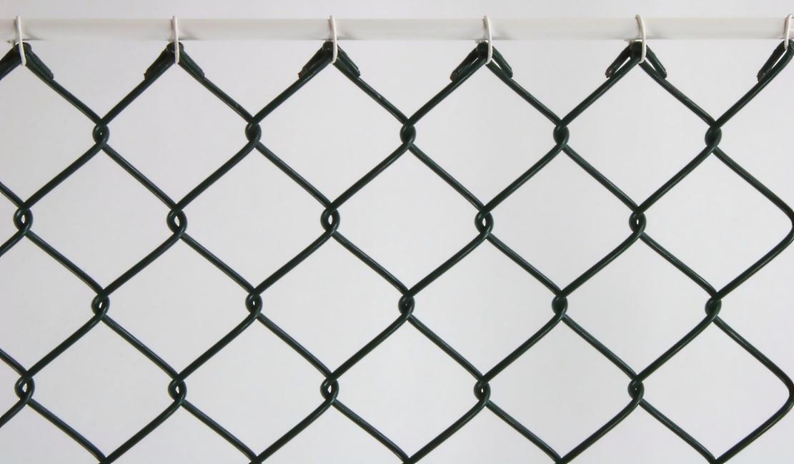 Chain link mesh Ø 4 The mesh for sports facilities and large wild animals