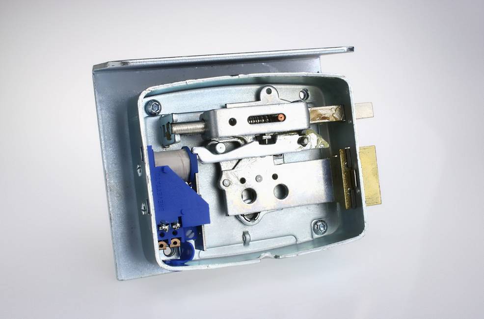 Cisa electric left lock The electric lock to push to the left