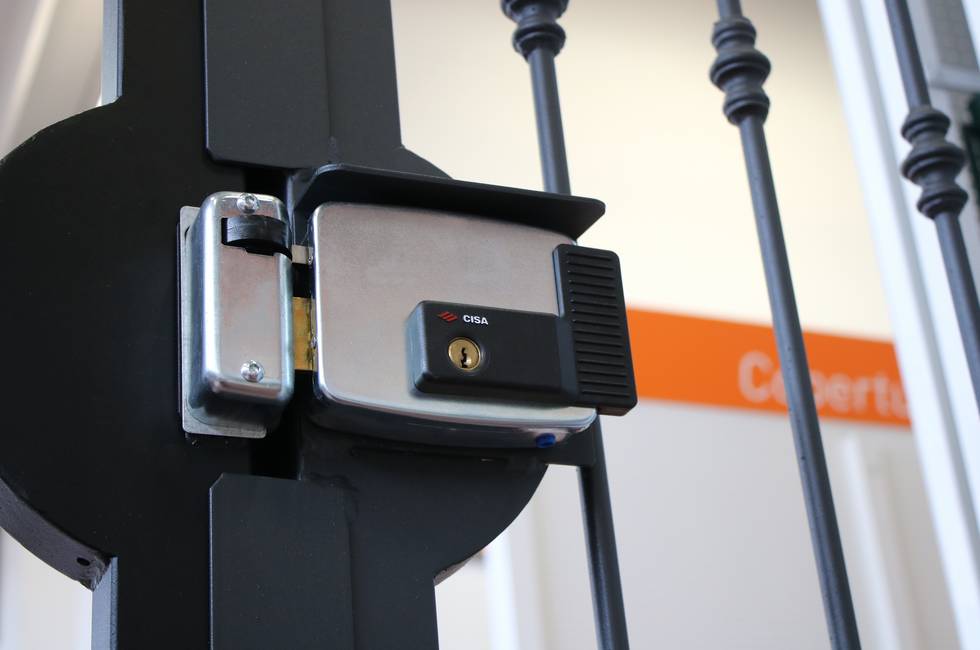 Cisa electric left lock The electric lock to push to the left