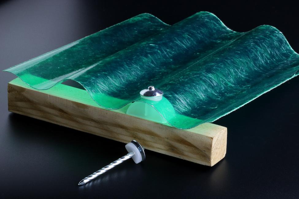 Drive screw For securing corrugated coverings on wooden structure