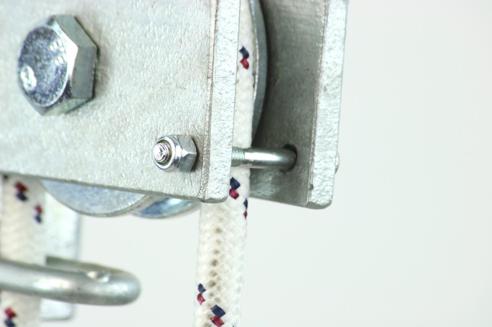 Straight pole net fencing hoist system For raising and lowering perimeter netting