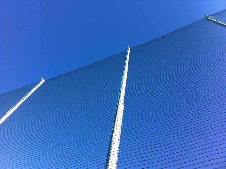 Straight pole net fencing hoist system For raising and lowering perimeter netting