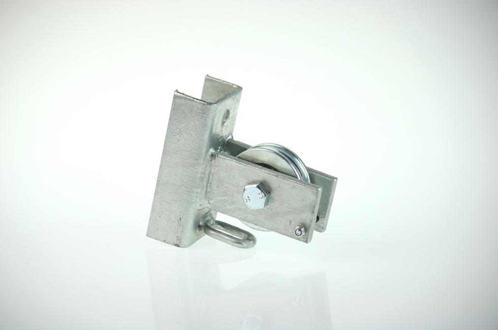 Straight pole net fencing hoist system For raising and lowering perimeter netting