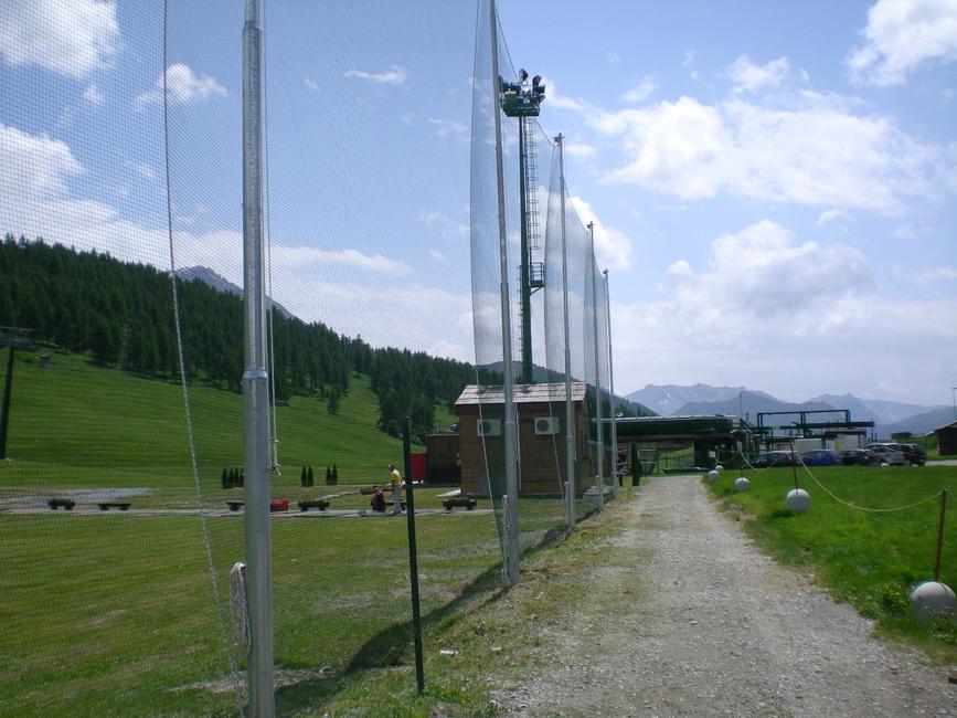 Straight pole net fencing hoist system For raising and lowering perimeter netting