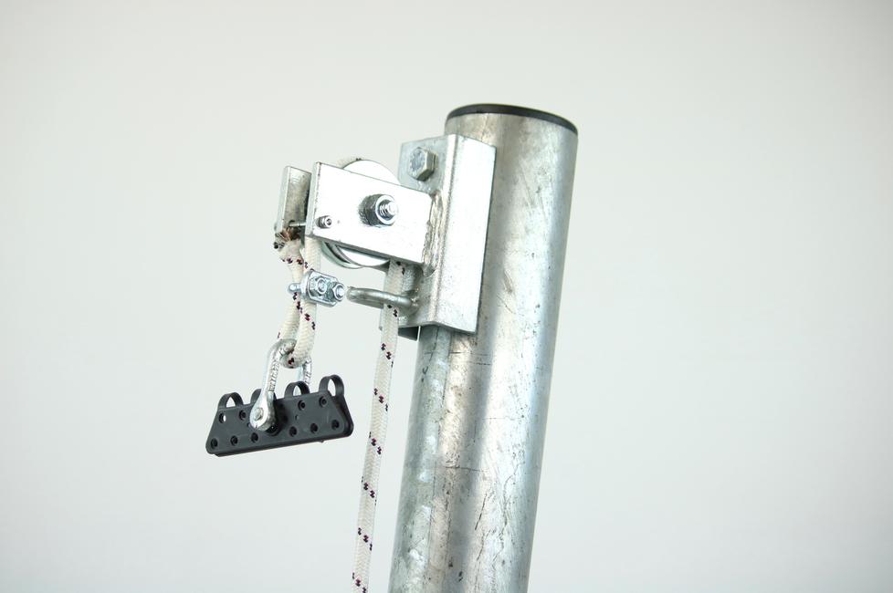 Straight pole net fencing hoist system For raising and lowering perimeter netting