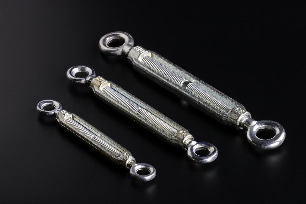 Eye-eye wire tensioner The tensioner suitable for steel cable