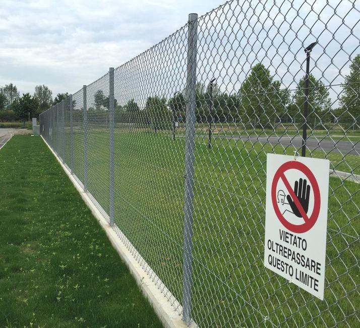 Galvanized chain link The traditional mesh