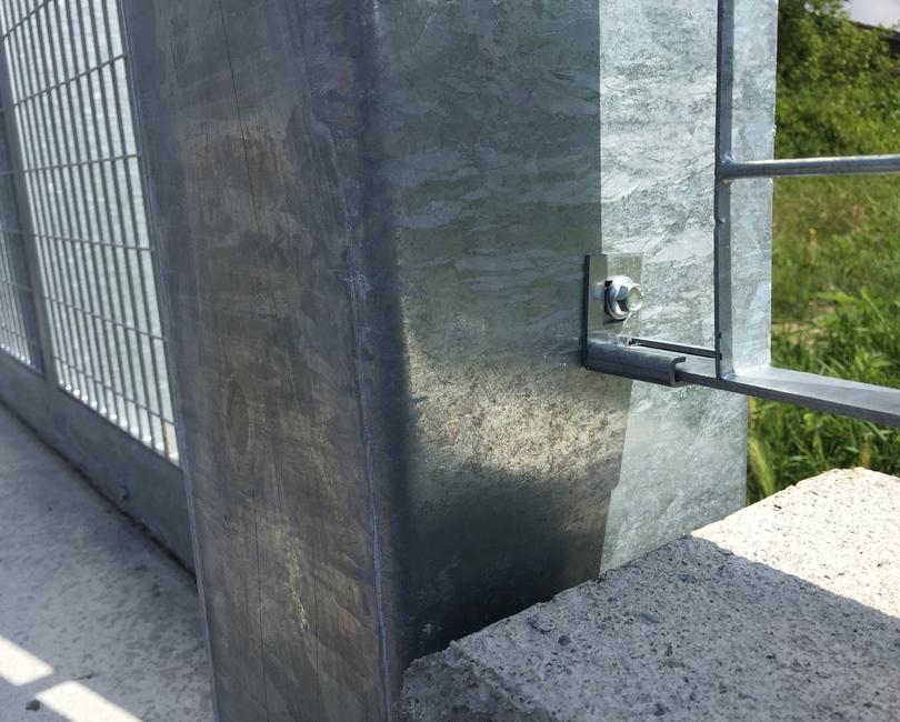 Line adapter bracket For electro forge-welded grating