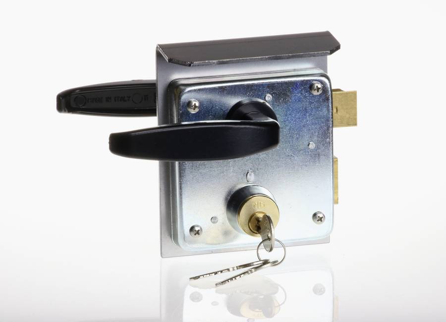 MG left lock The manual lock to push to the left