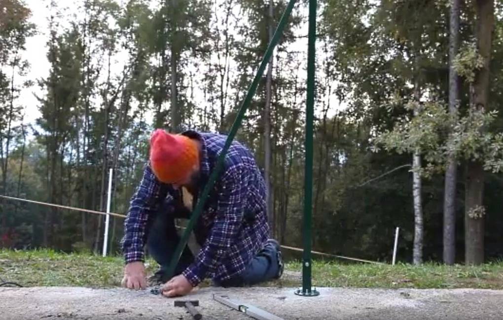 Piastra a tassellare grigia per pali a T 30 Per tassellare i pali a T 30 su muretto in modo elegante