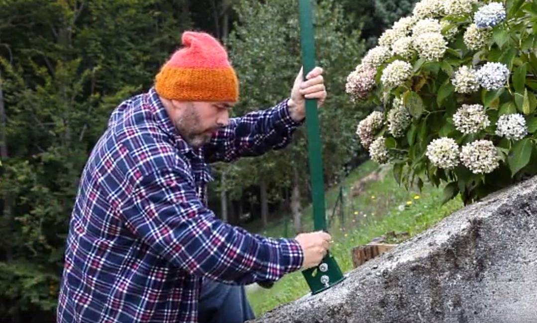 Platine de fixation gris inclinable T 30 Vortek Pour fixer les poteaux à T sur muret en pente