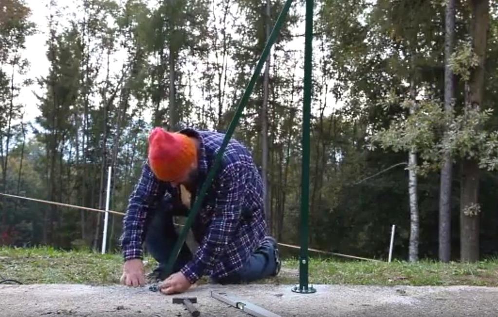 Platine de fixation verte T 35 Vortek Pour fixer les poteaux à T sur muret avec classe