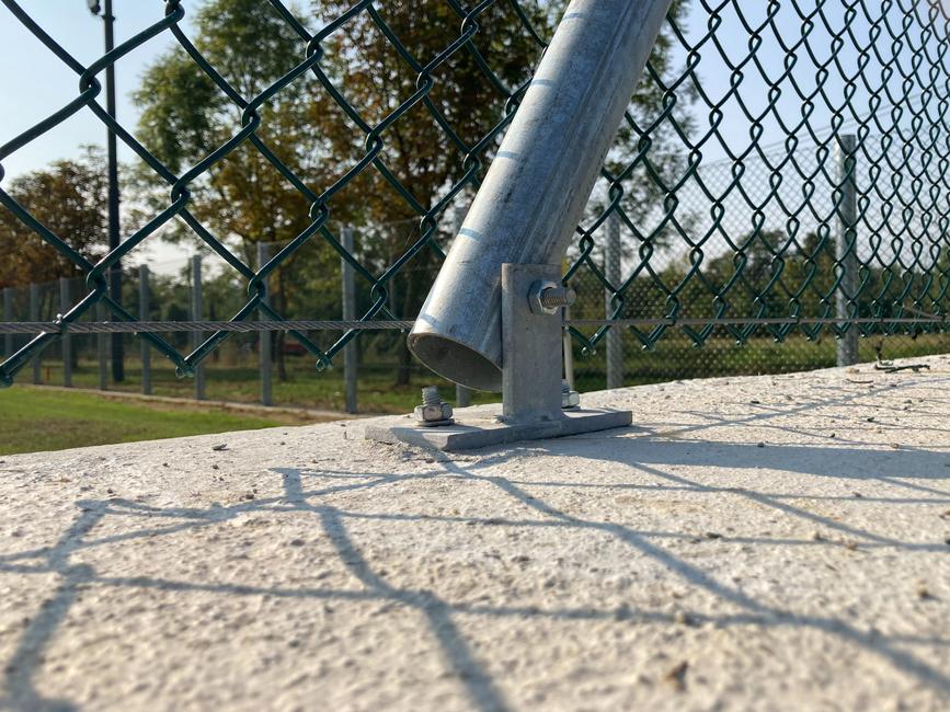 Support plate for sport facilities brace bar To bolt sport facilities brace bars to a sloping wall