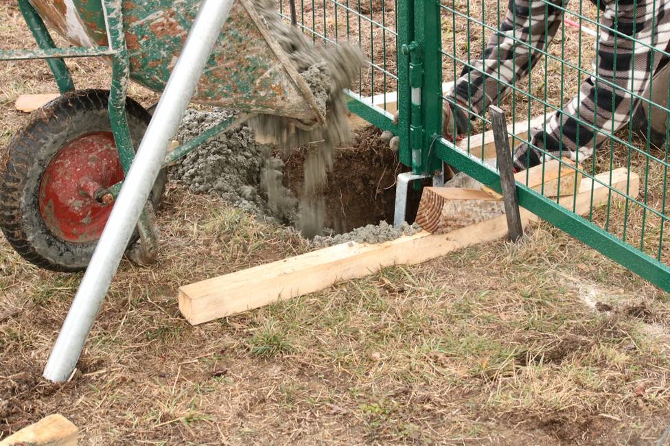 Butée de portail galvanisée à sceller Pour portail installé sur terrain irrégulier