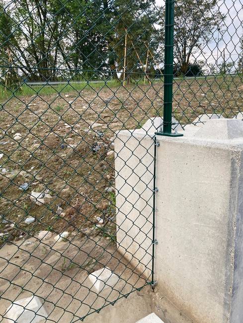 Tondino verde Il fissaggio a muro delle recinzioni