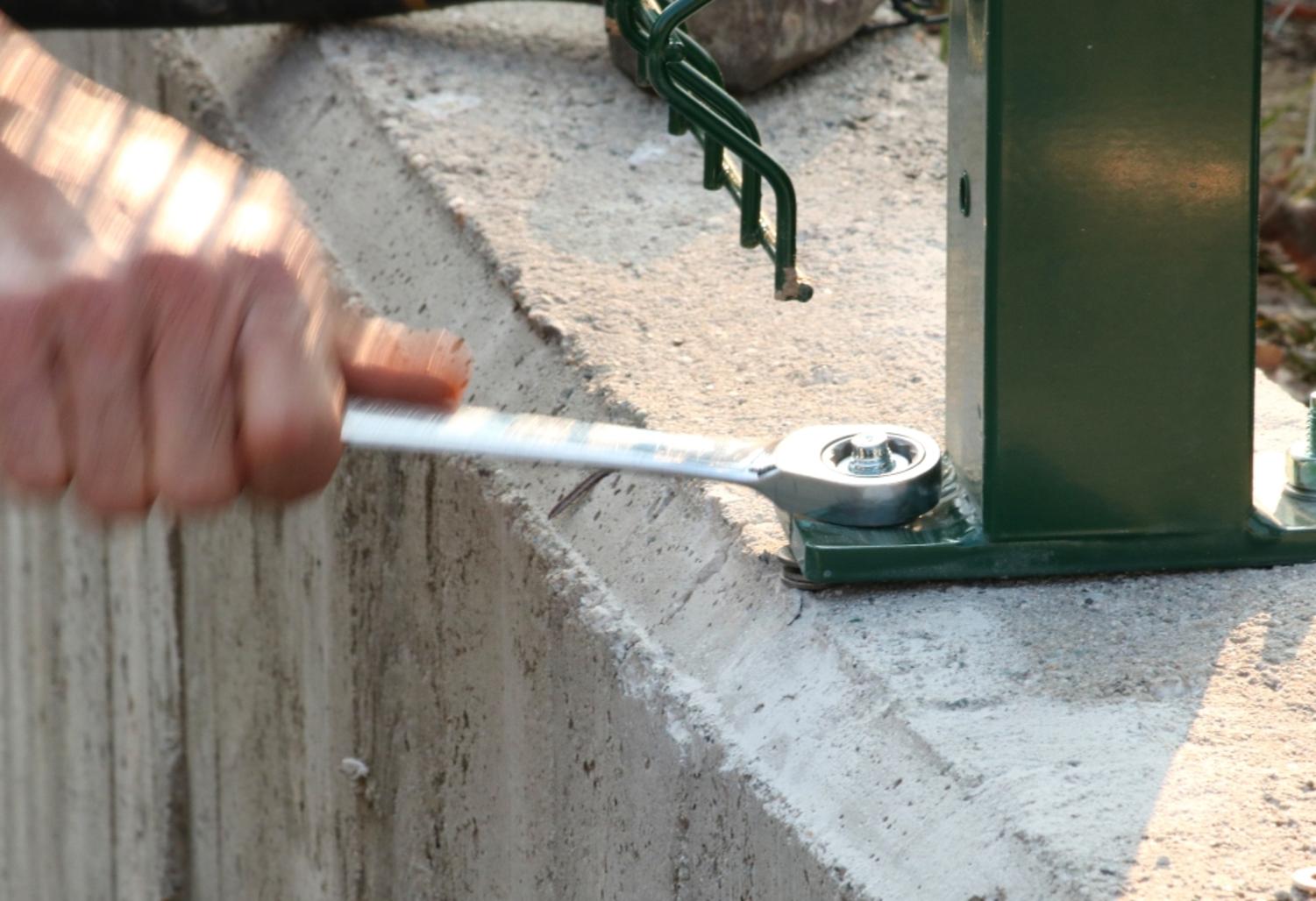 Comment installer une clôture à panneaux rigides