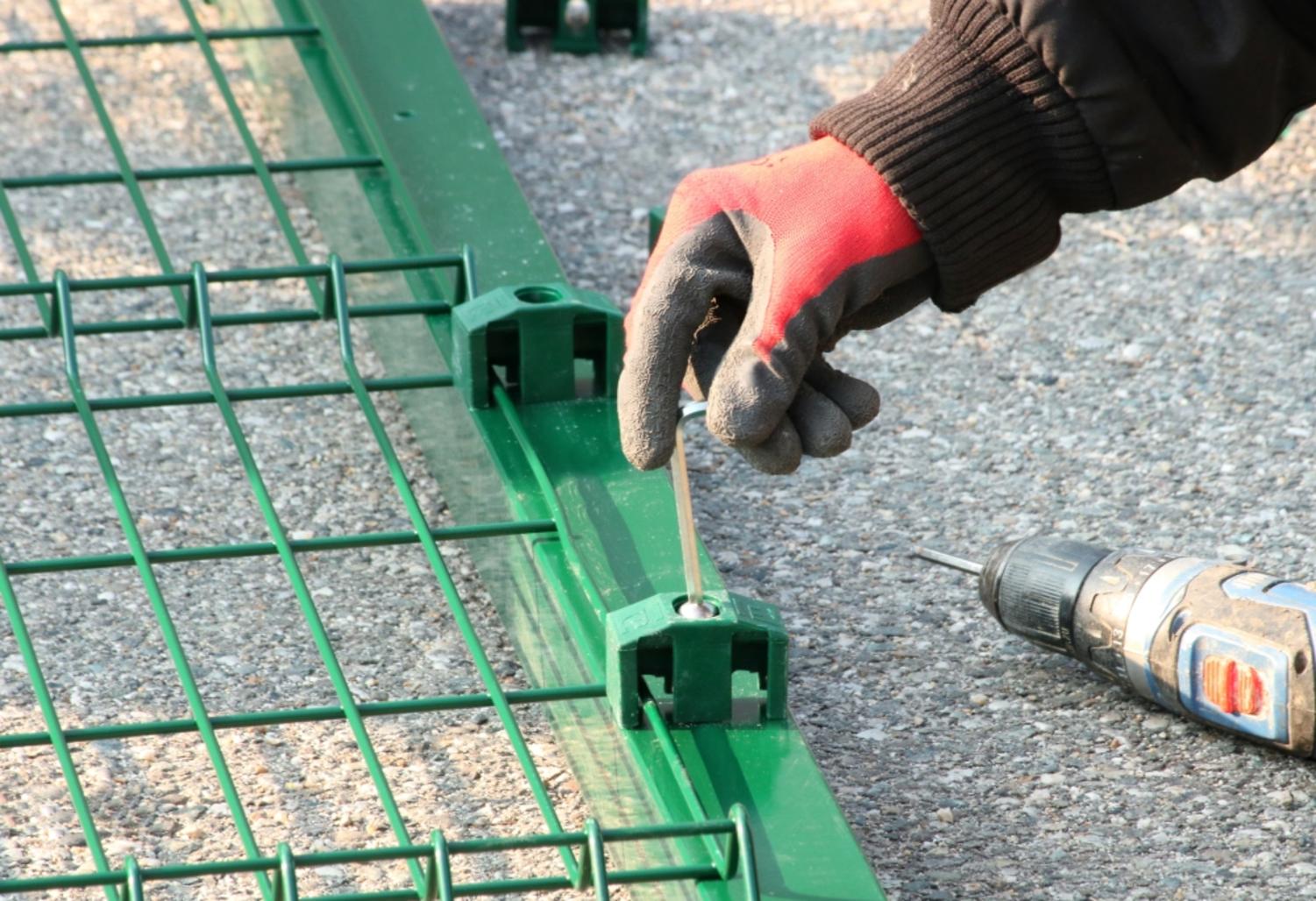 Comment installer une clôture à panneaux rigides