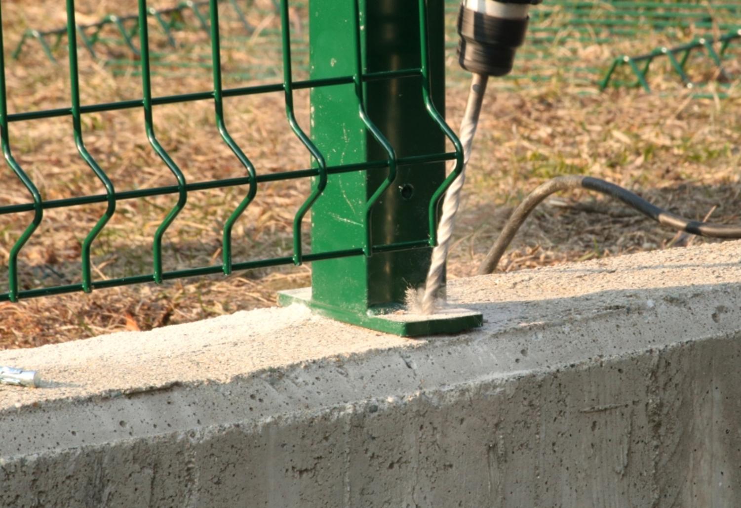 Comment installer une clôture à panneaux rigides