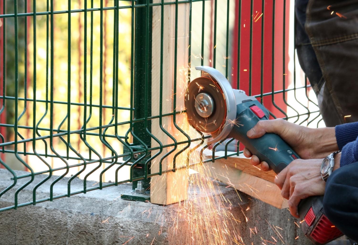 Comment installer une clôture à panneaux rigides