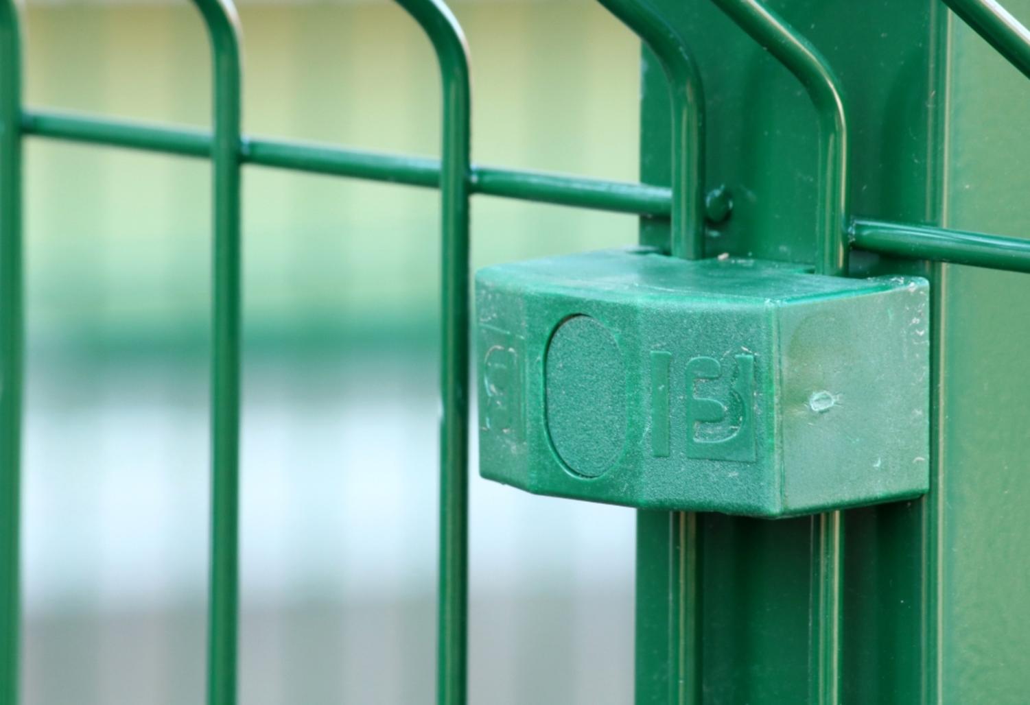 Comment installer une clôture à panneaux rigides