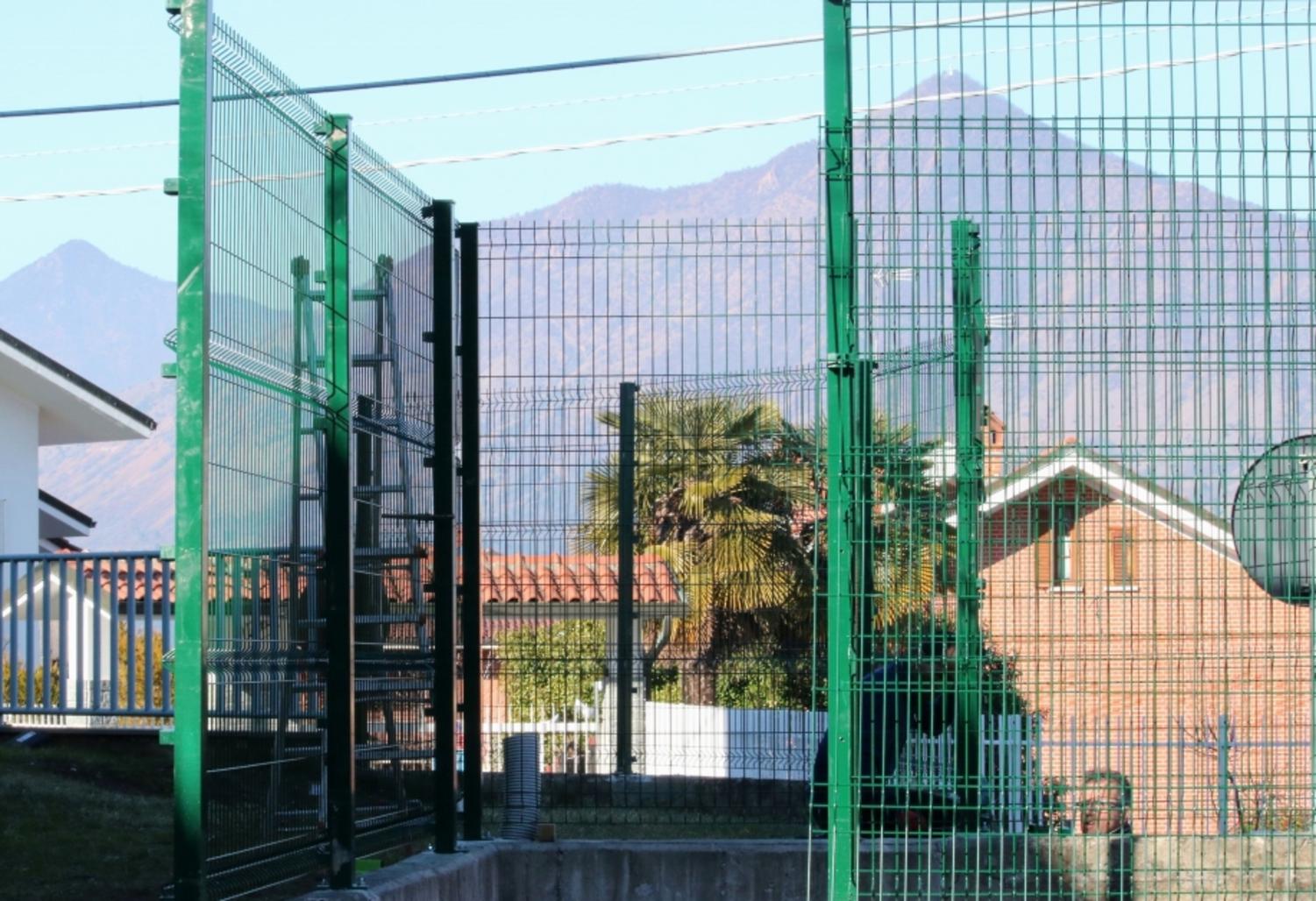 Comment installer une clôture à panneaux rigides