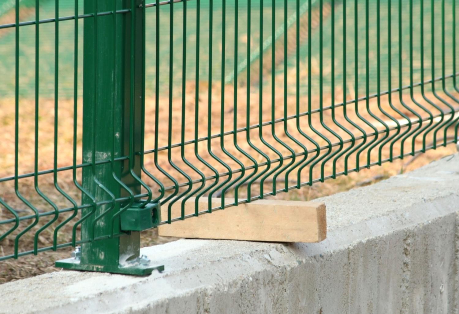 Comment installer une clôture à panneaux rigides