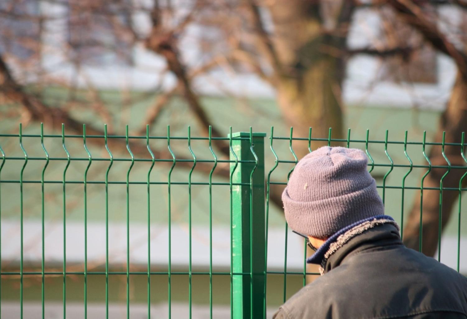 Comment installer une clôture à panneaux rigides