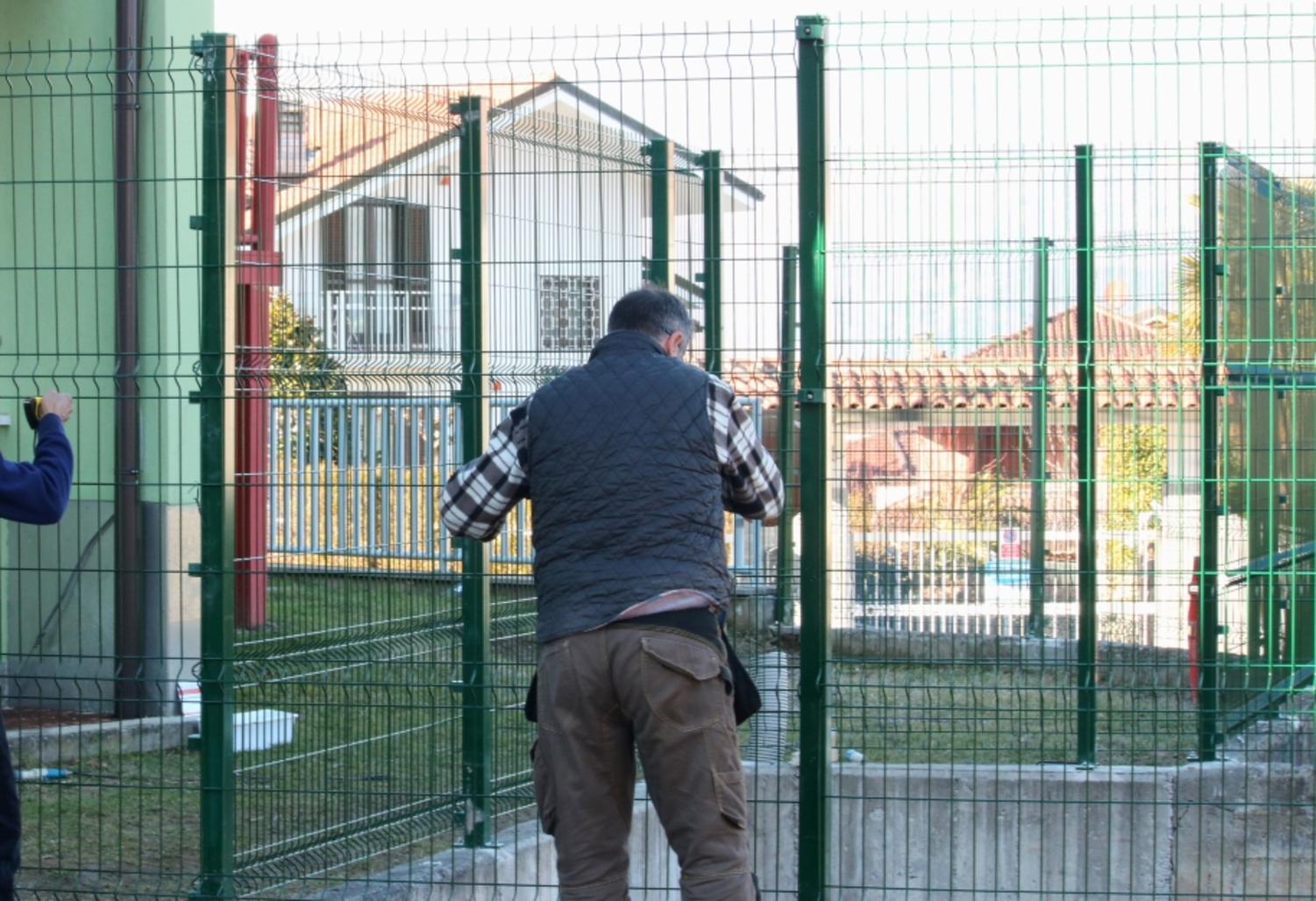 Comment installer une clôture à panneaux rigides