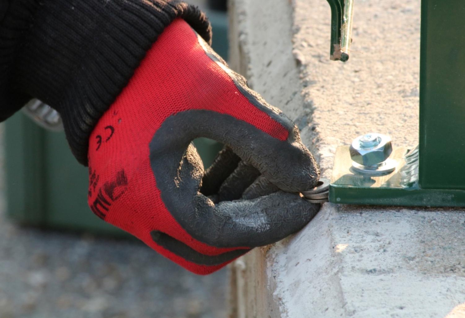 Comment installer une clôture à panneaux rigides