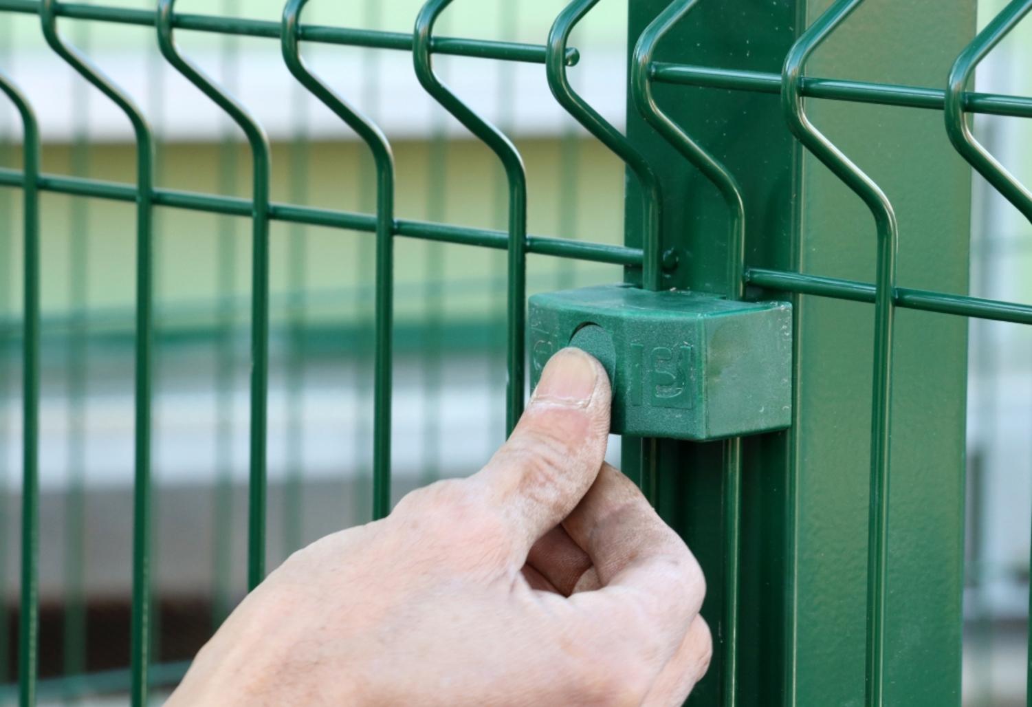 Comment installer une clôture à panneaux rigides