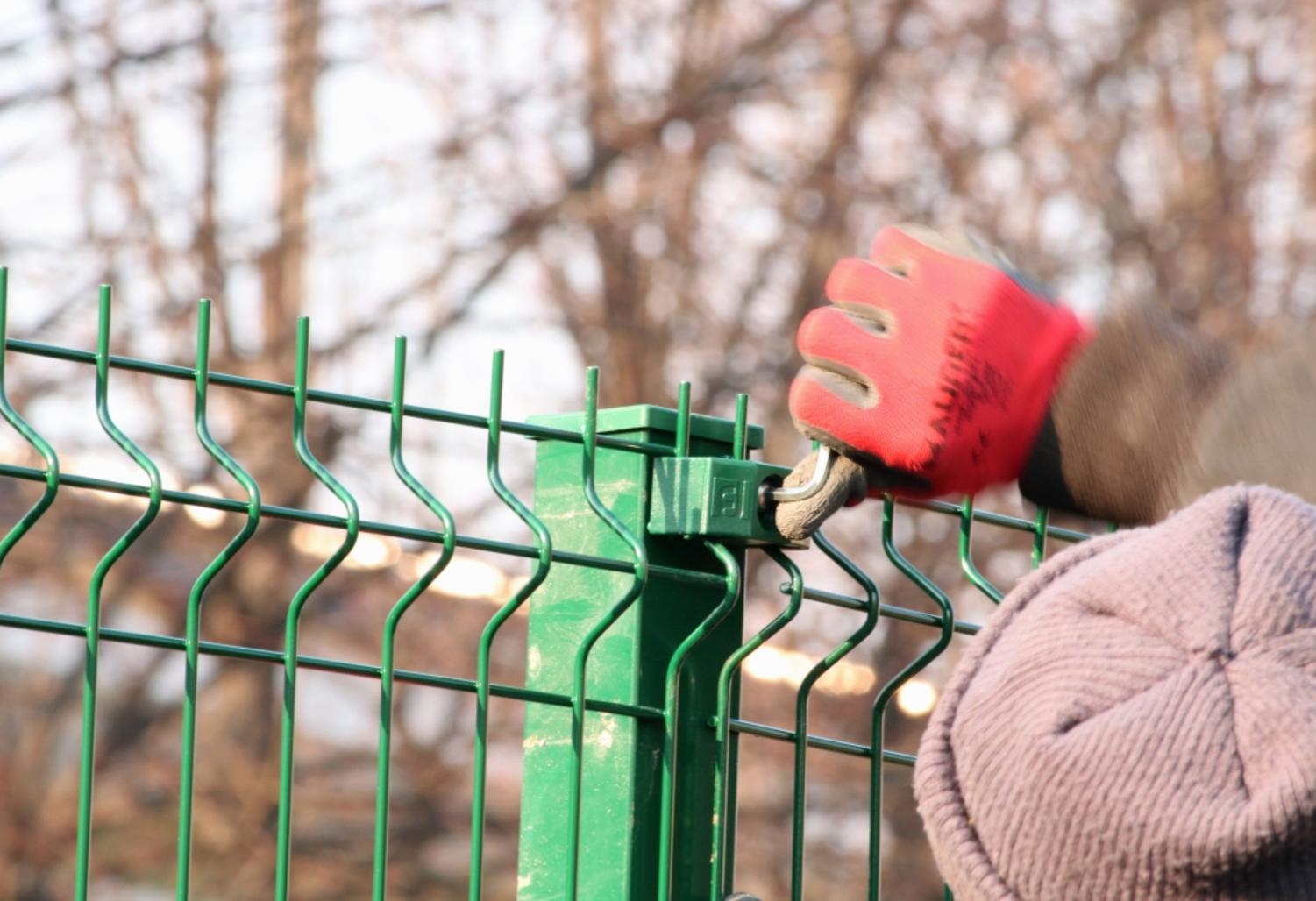 Comment installer une clôture à panneaux rigides