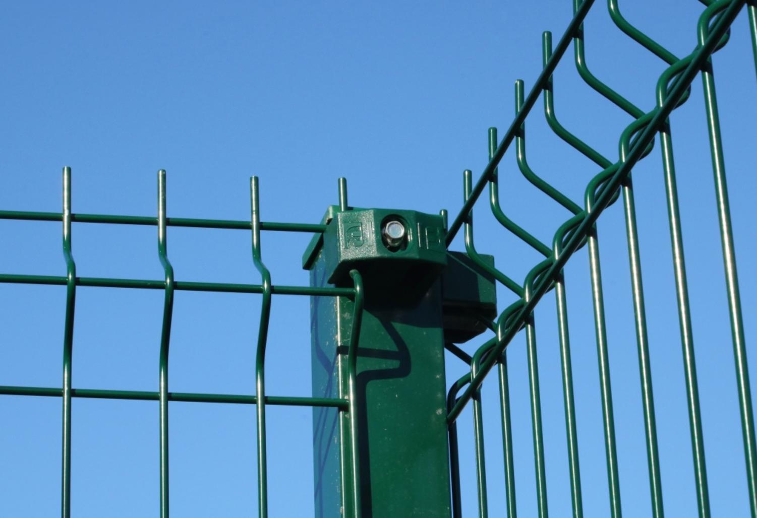 Comment installer une clôture à panneaux rigides