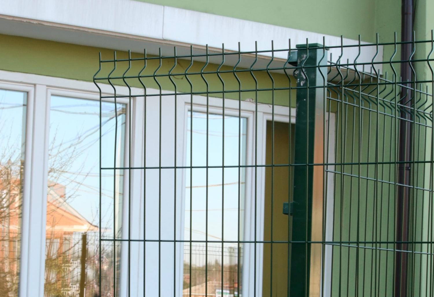 Comment installer une clôture à panneaux rigides