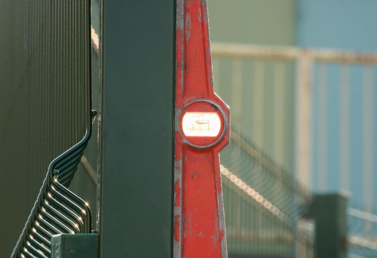 Comment installer une clôture à panneaux rigides