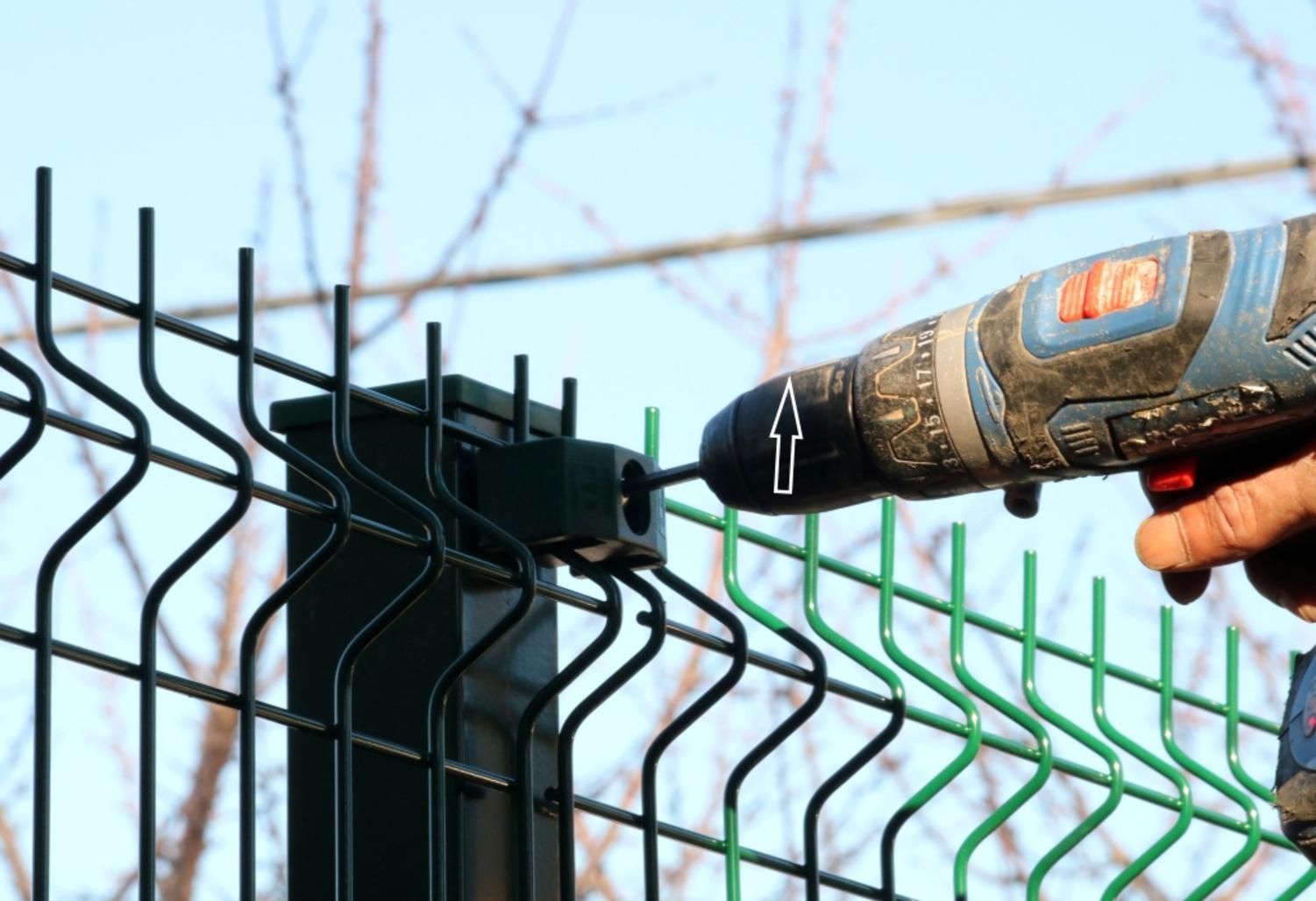 Comment installer une clôture à panneaux rigides