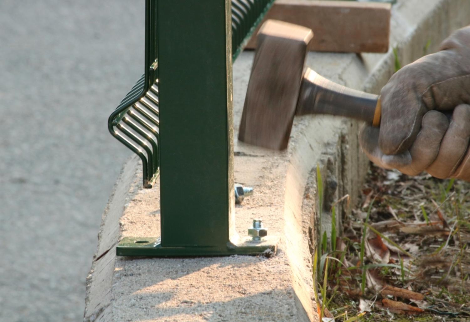 Comment installer une clôture à panneaux rigides