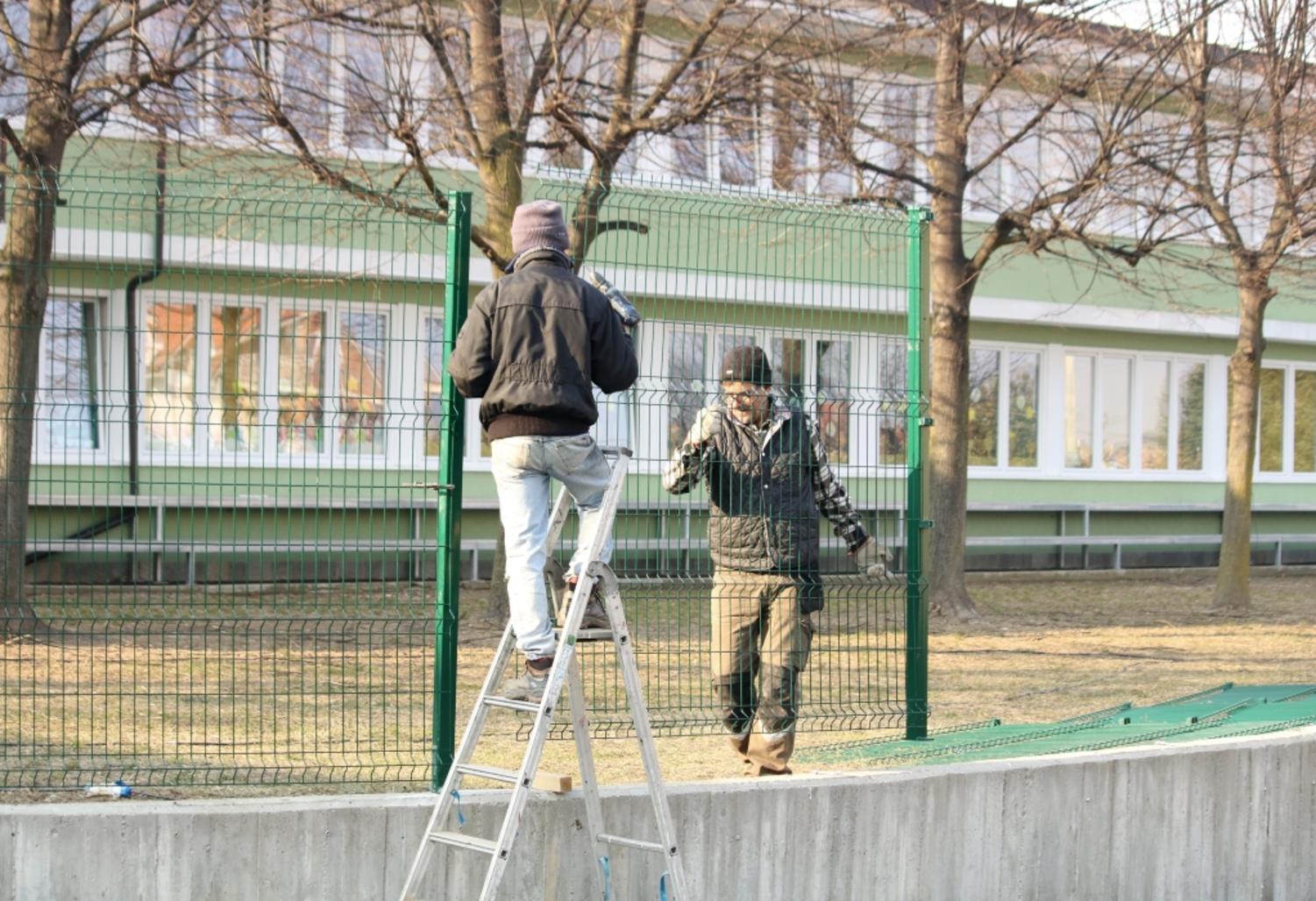 Comment installer une clôture à panneaux rigides