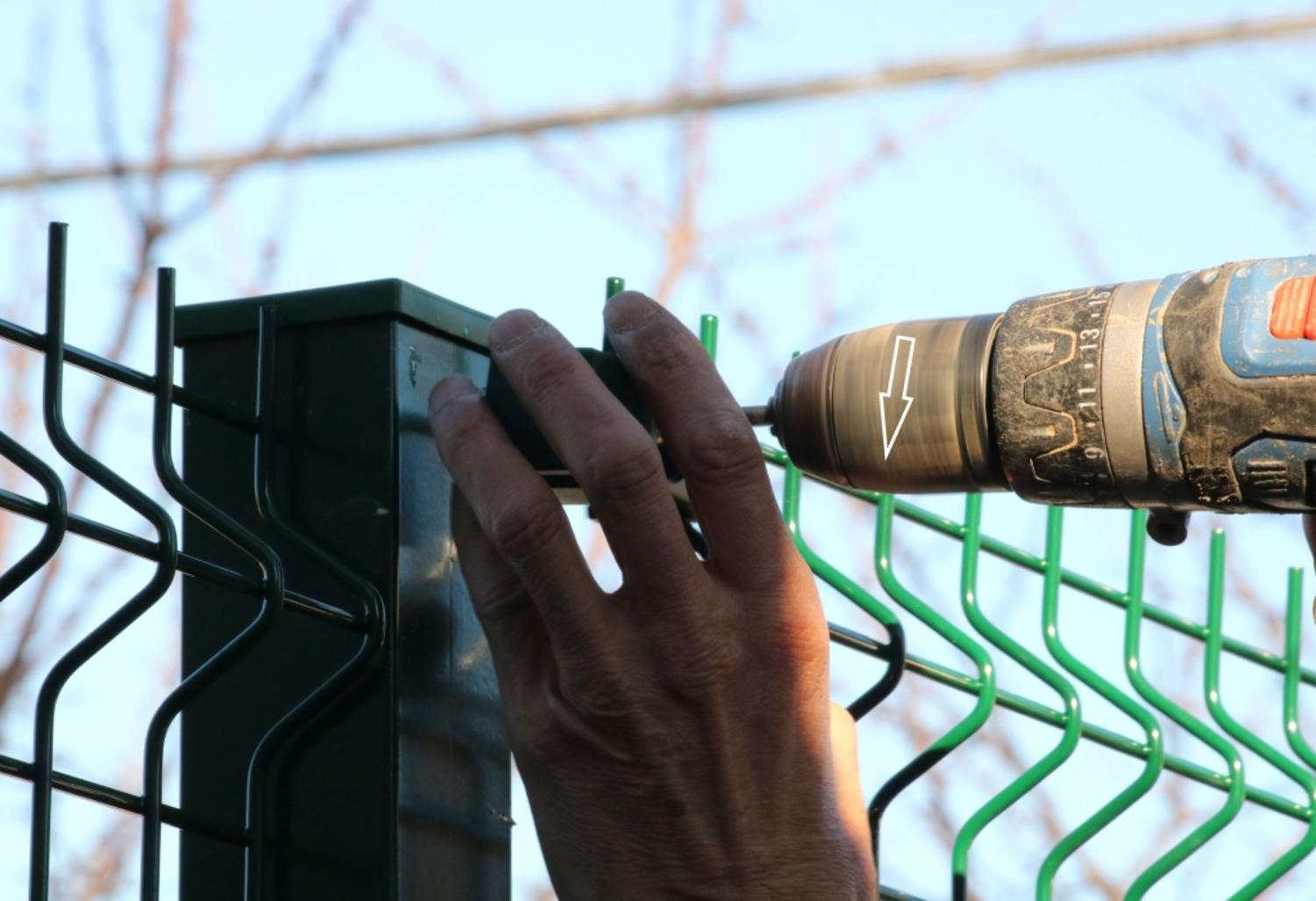 Comment installer une clôture à panneaux rigides