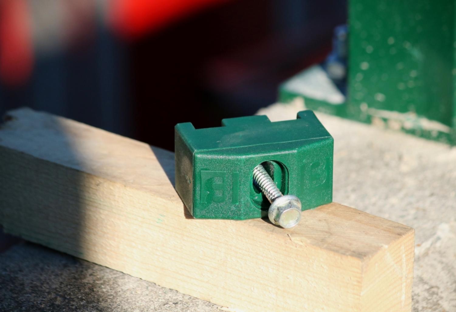 Comment installer une clôture à panneaux rigides