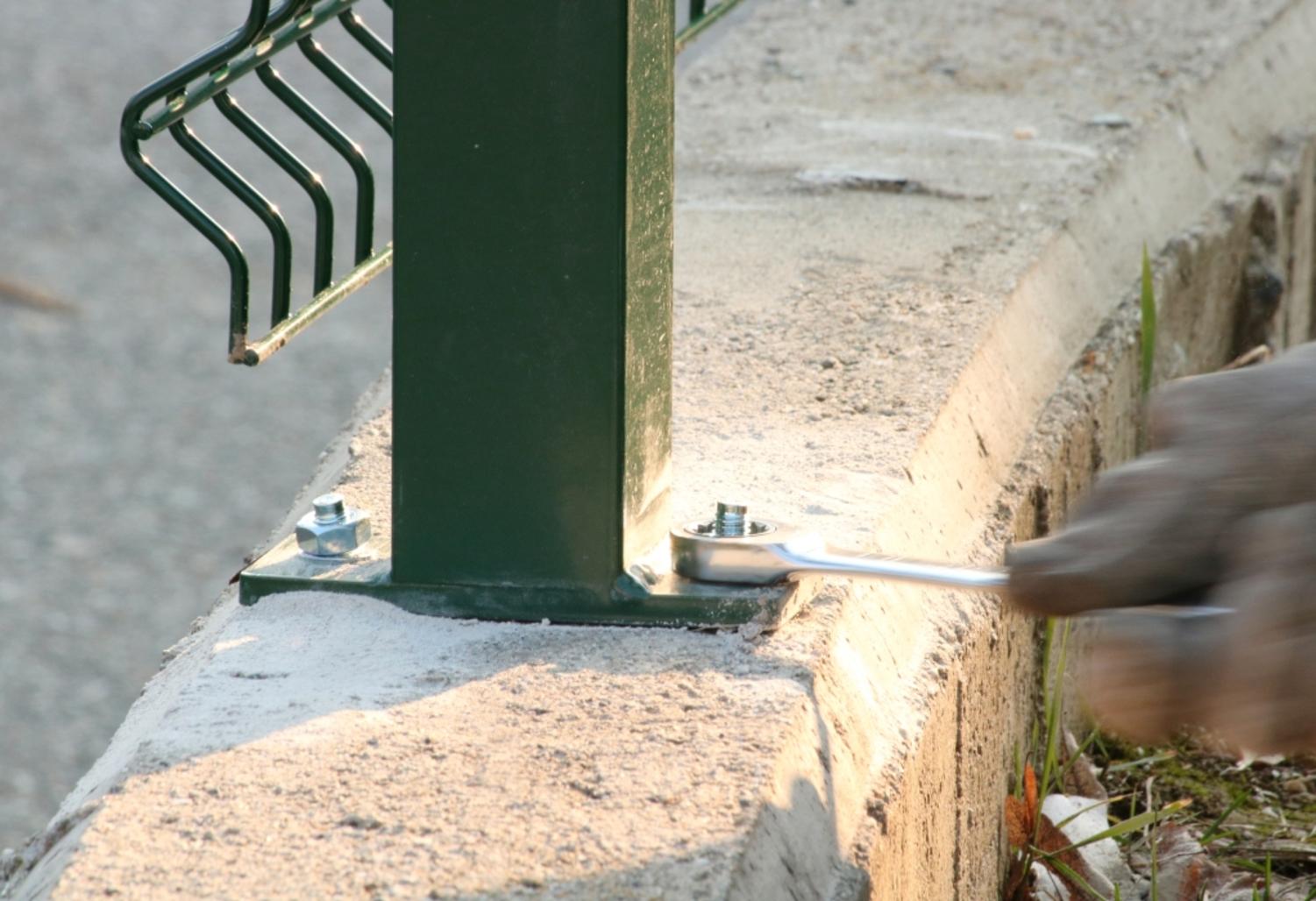 Comment installer une clôture à panneaux rigides