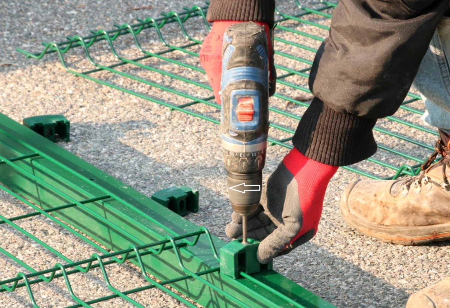 Comment installer une clôture à panneaux rigides