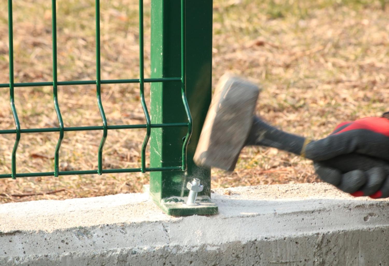Comment installer une clôture à panneaux rigides