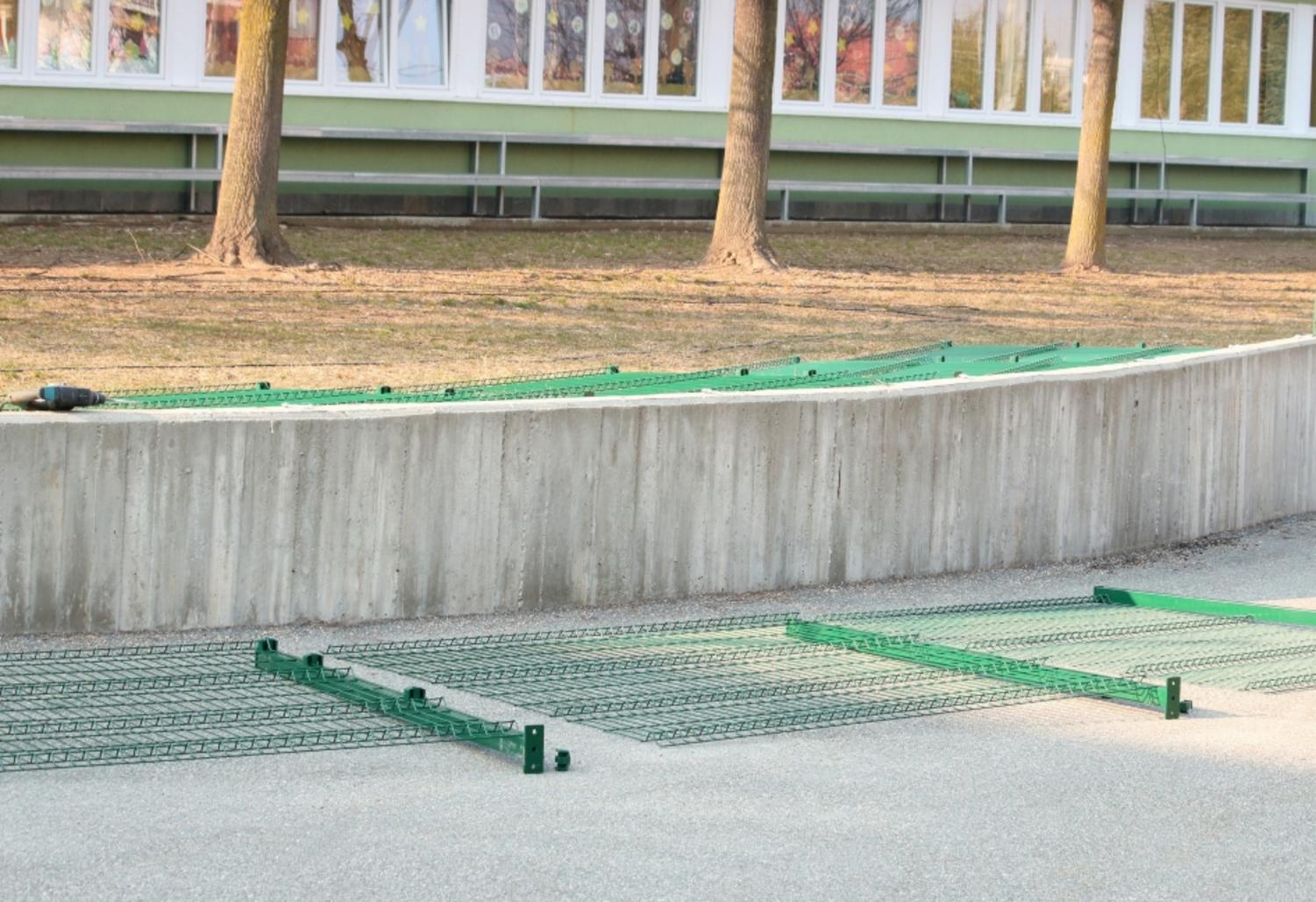 Comment installer une clôture à panneaux rigides