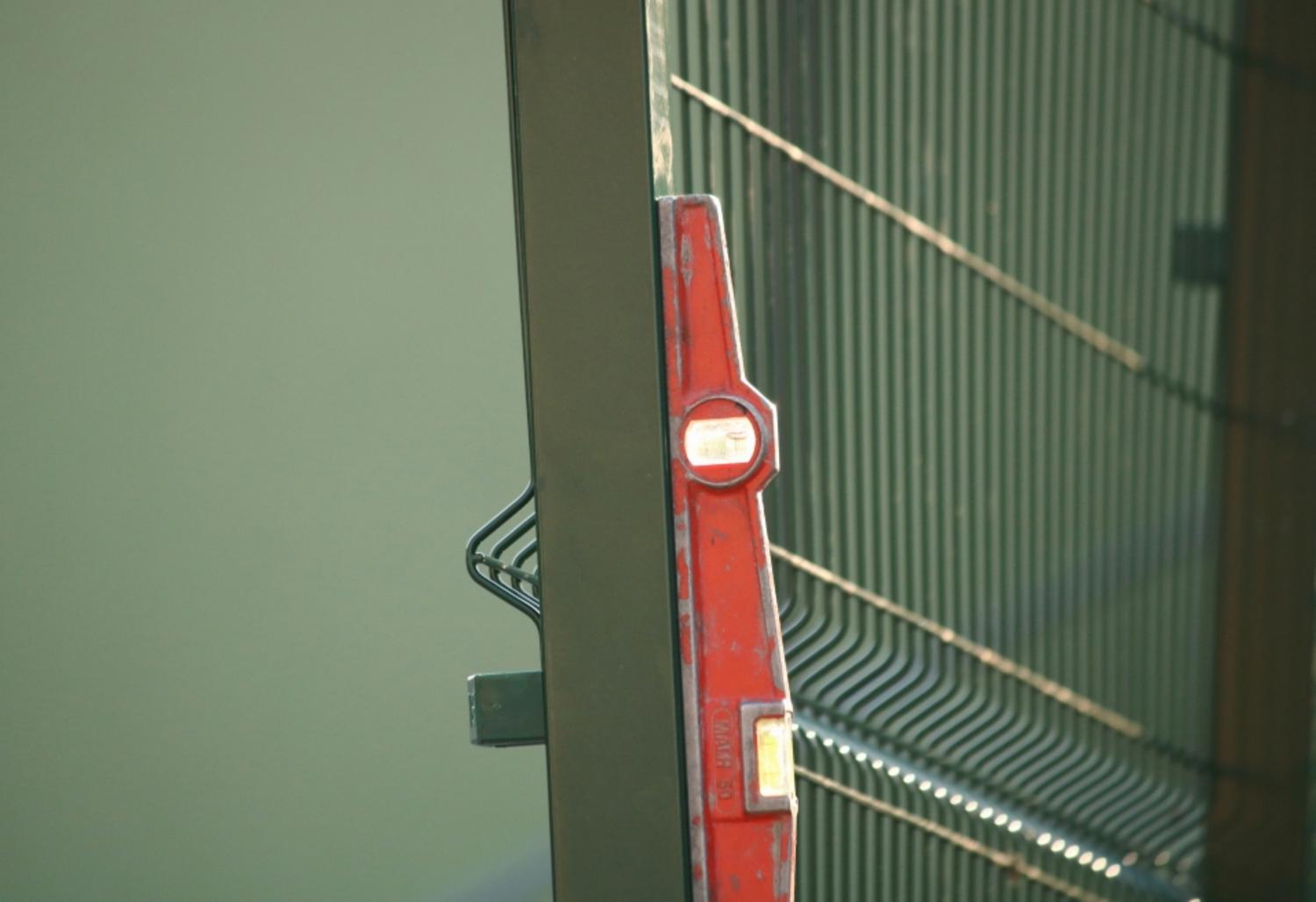 Comment installer une clôture à panneaux rigides