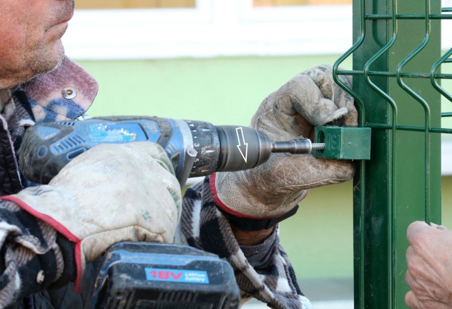 Comment installer une clôture à panneaux rigides